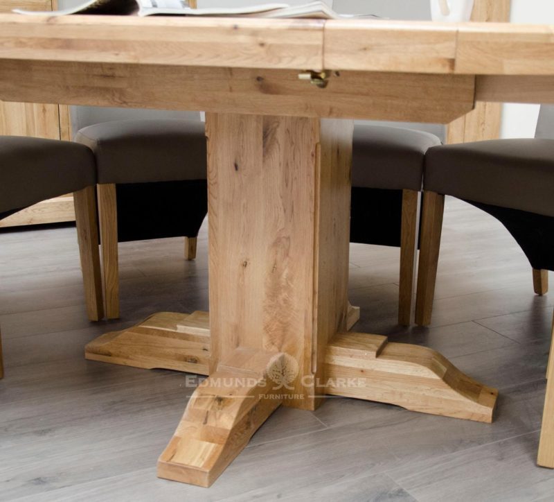 Melford solid oak round extending table showing single pedestal leg with 4 feet, superior carving detail DLXRNDEXT