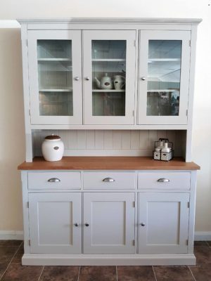 Edmunds Painted 5ft half glazed dresser. square oak top on sideboard with 3 drawers and 3 doors, chrome cup handle and knobs. Adjustable shelves.choice of handles. EDM023