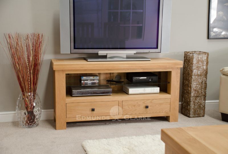 Hadleigh solid oak chunky tv unit. light lacquered oak finish with black rustic square knobs and chunky 70mm top