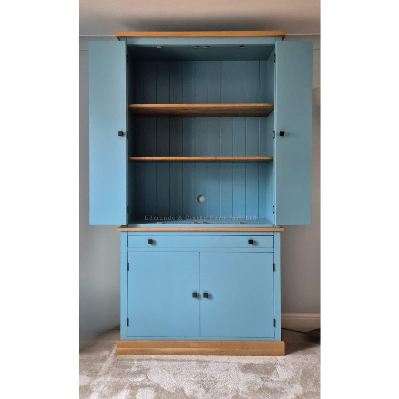 Bespoke computer workstation in Dulux colour match and contrasting oak. Edmunds & Clarke Furniture