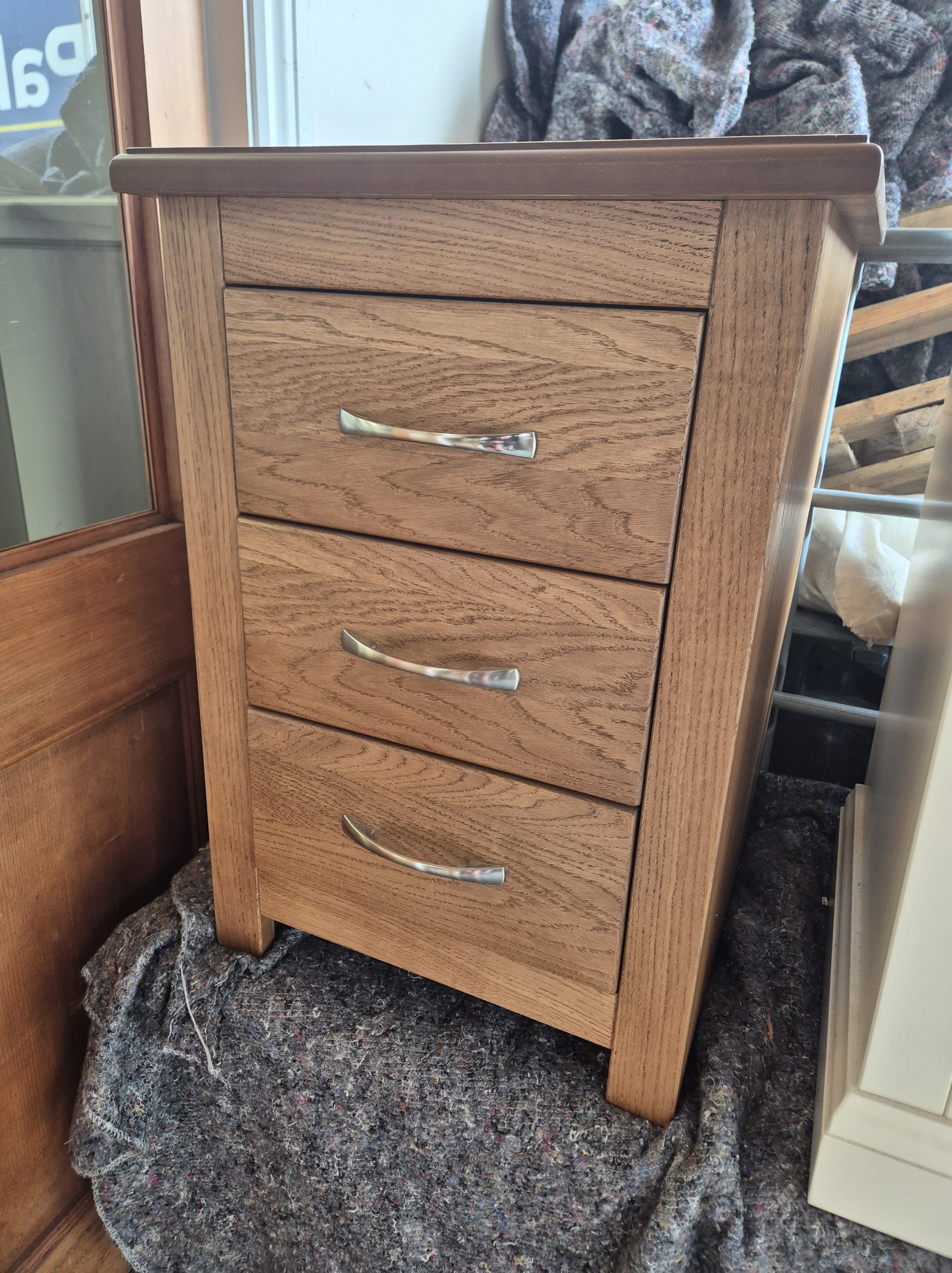 Oak 3 Drawer Bedside Cabinet - Image 2