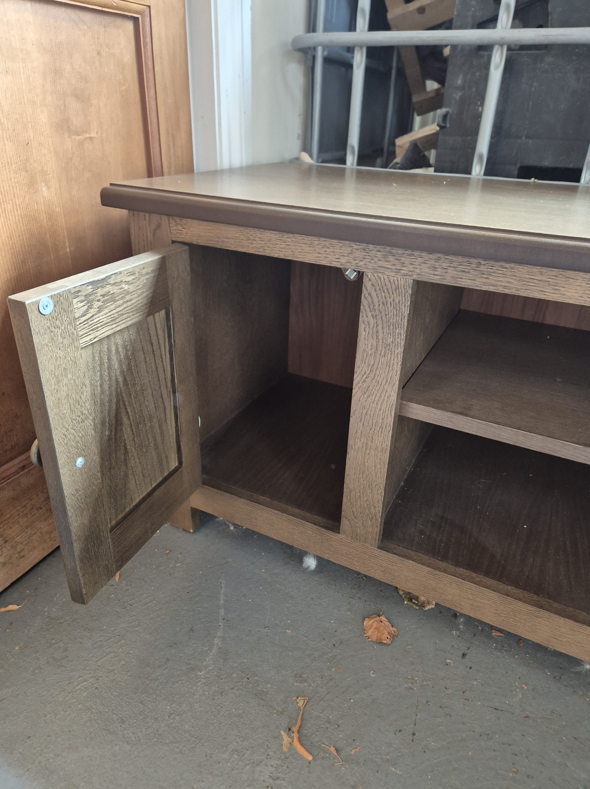 Oak 2 Door TV Unit - Image 3